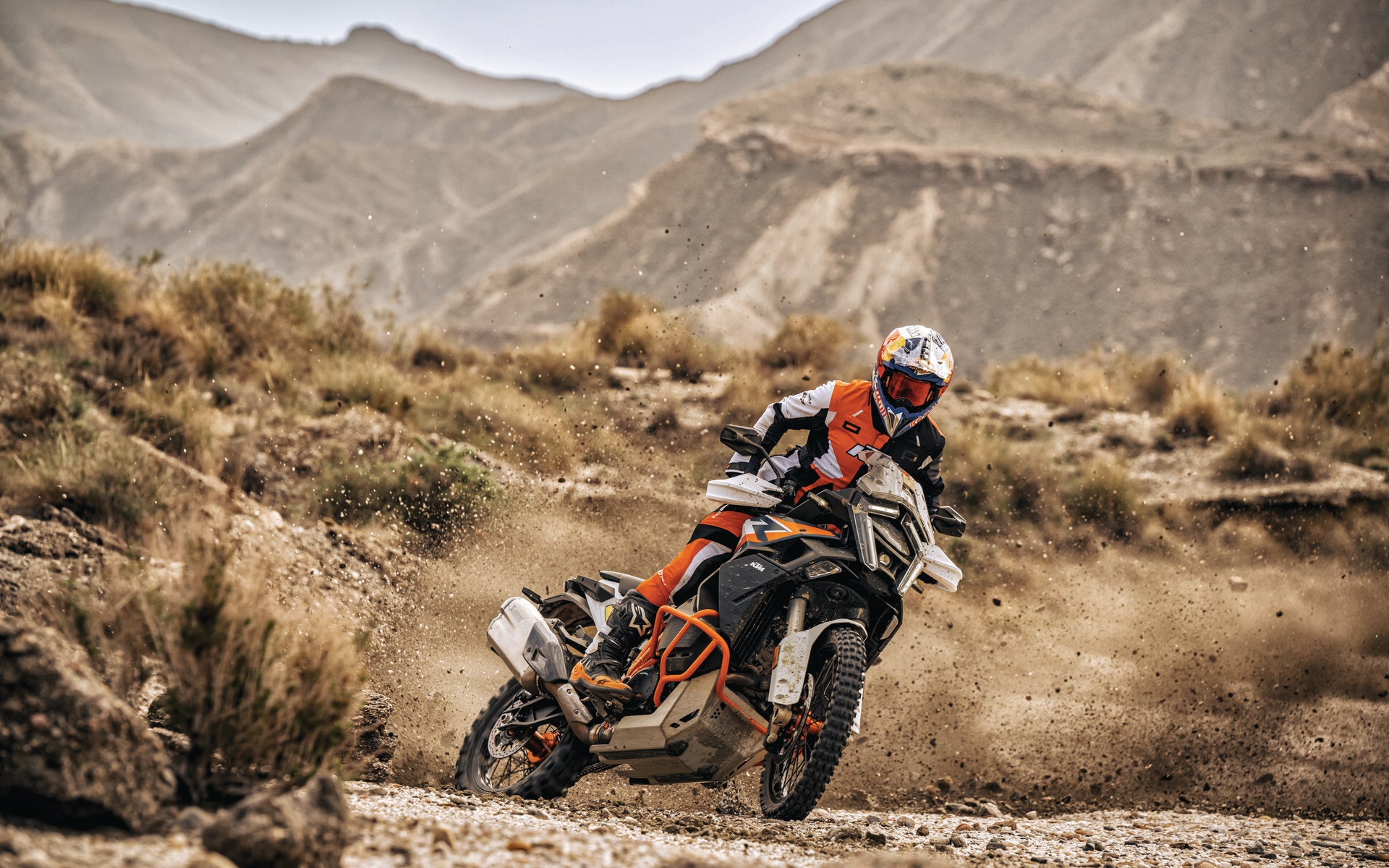 660812_MY25_KTM_1390_SUPER_ADVENTURE_R___Action__EUROPE_GLOBAL_2026_Street_and_Adventure_models_KTM_1390_SUPER_ADVENTURE_RANGE_ACTION